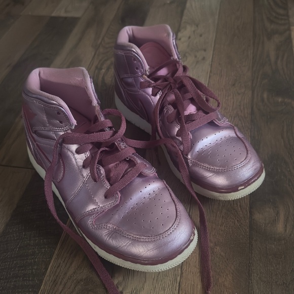 Air Jordans Pink barely warn size 6Y - Picture 1 of 3